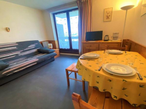 Studio au Coeur du Village avec Balcon, Parking et Proximité Commerces - FR-1-624-57